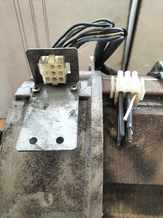 Sprzedam silnik trójfazowy.