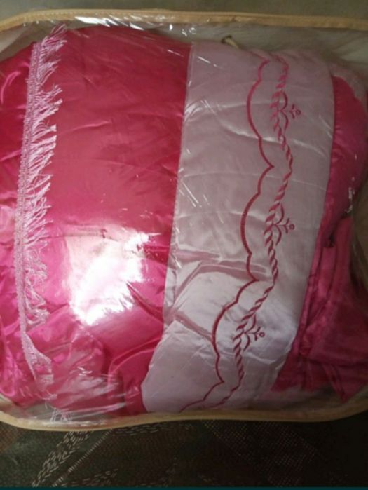 Одеяло-покрывало и две наволочки.