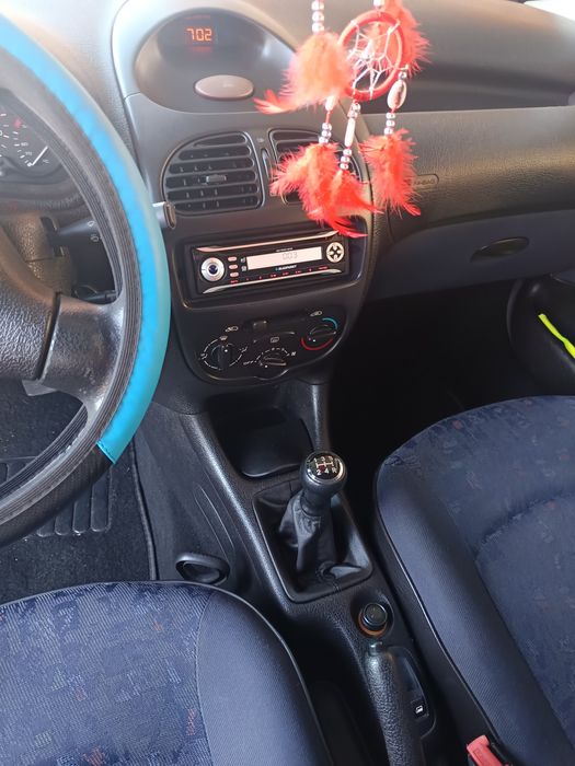 Peugeot azul escuro 206