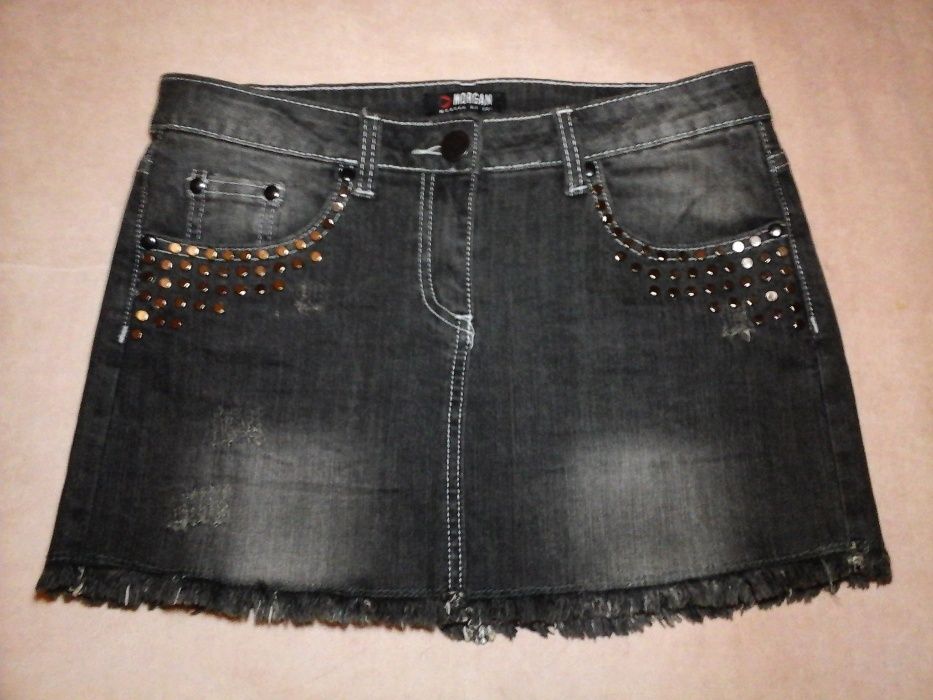 Джинсовая юбка с заклепками и бахромой