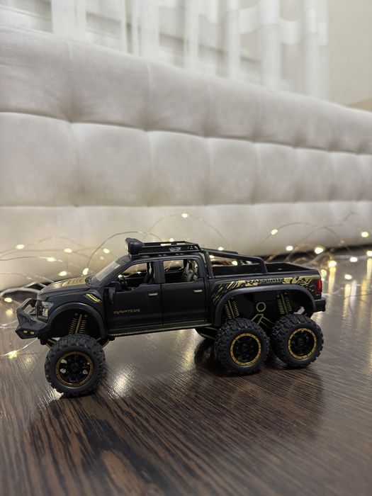 Продам металеву машинку-позашляховик