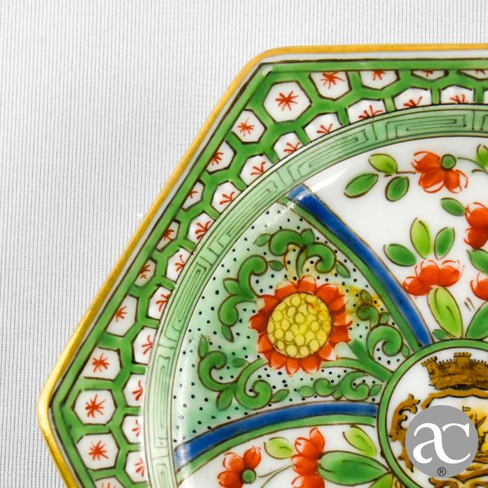 Pequeno Prato hexagonal porcelana Vista Alegre, com brasão