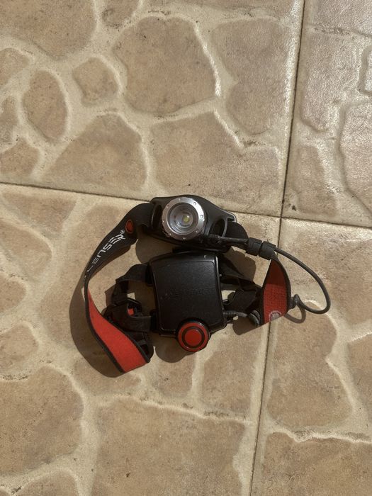 Lanterna frontal Ledlenser em bom estado.