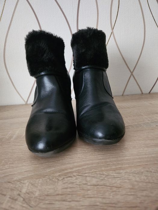 Botki czarne na obcasie.