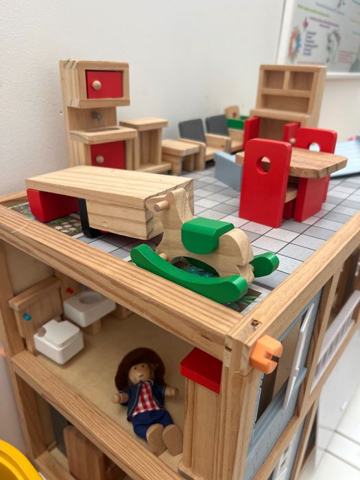 Brinquedo artesanal em madeira. Replica de casa real com acessórios.
