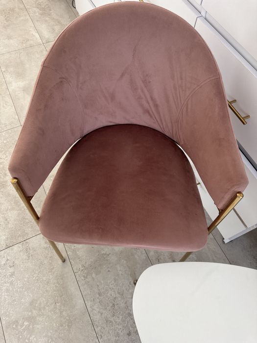 Krzeslo krzesla welur glamour zlote nogi pudrowy roz muszelka