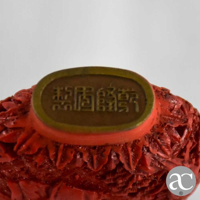 Frasco de Rapé (snuff bottle) laca Cinnabar e metal, 1ª metade séc. XX