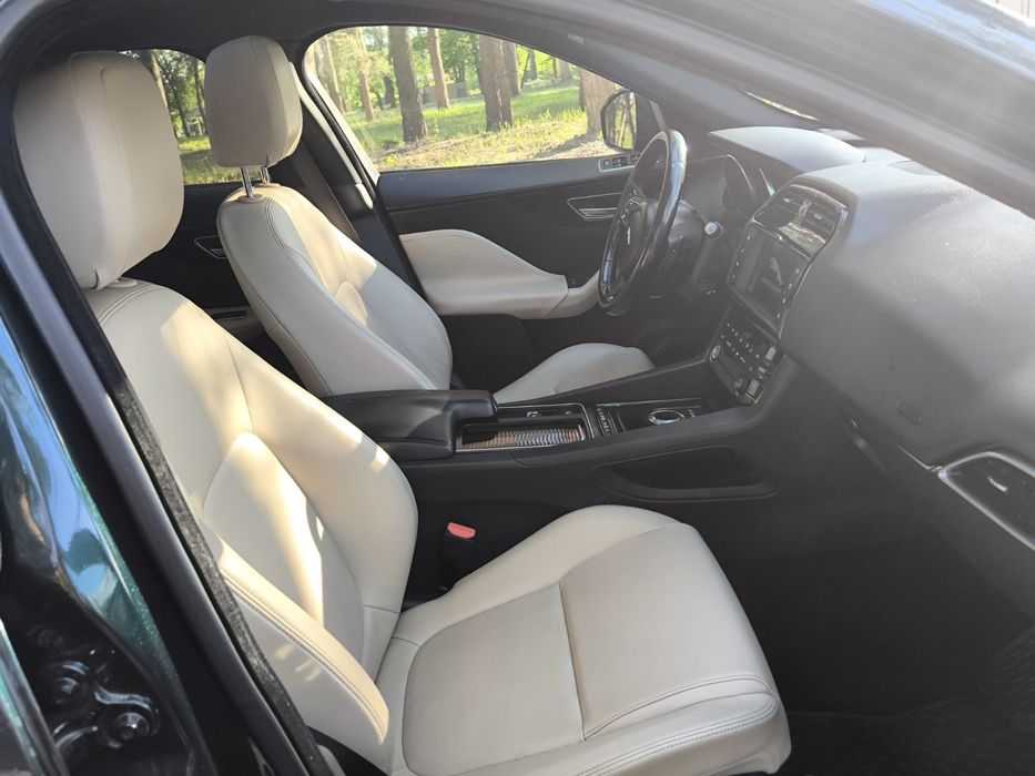 Елітне авто Jaguar F-Pace