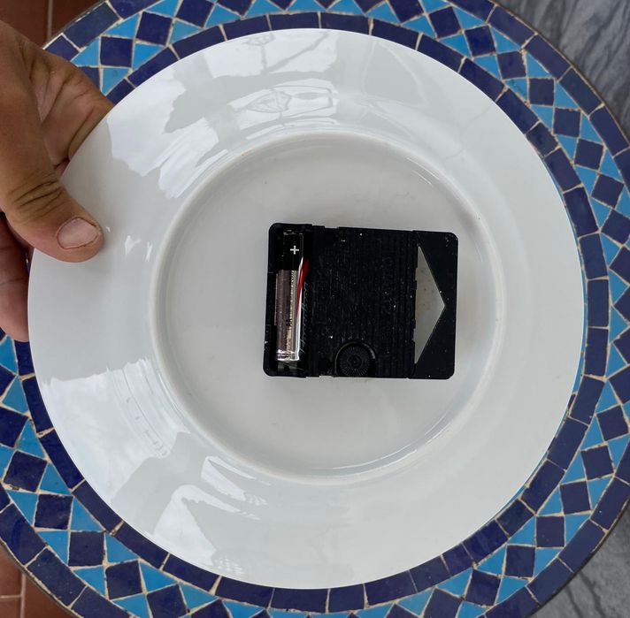 Relógio de Parede em Prato de Porcelana (Decoração Floral / Cozinha)