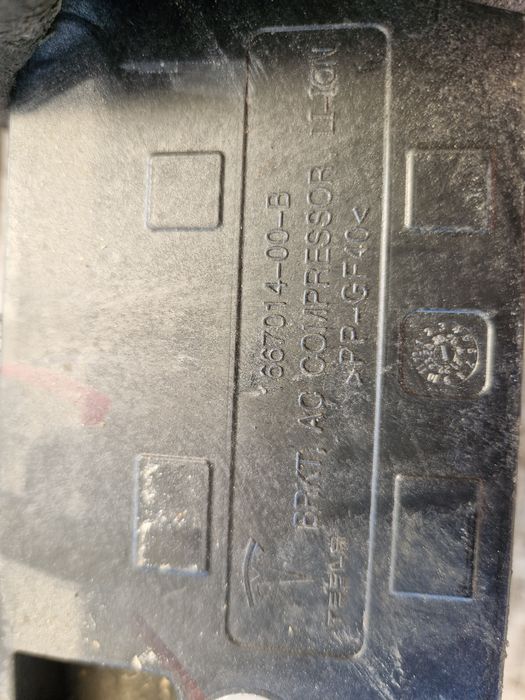 Кронштейн компрессора кондиционера Tesla Model Y/3 оригинал разборка