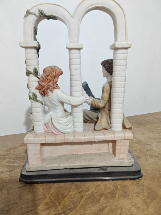 Estatueta decorativa com casal