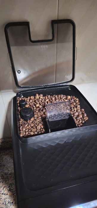 Máquina de Café Automática Philips Série 2200 (EP2221/40) – Como Nova