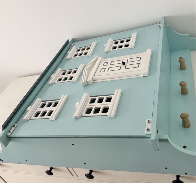 Domek dla lalek otwierany do zawieszenia na ścianie styl skandynawski