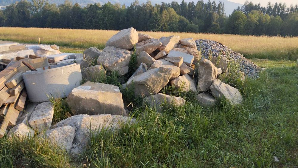 Głazy, kamienie i skały na skalniak – różne rozmiary