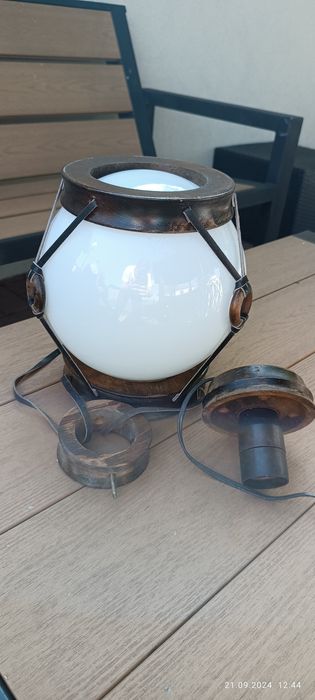 Żyrandol drewniany ze skórzanymi paskami