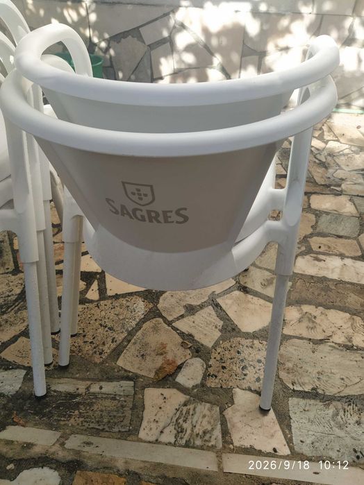 Vendo 8 cadeiras brancas em plástico usadas