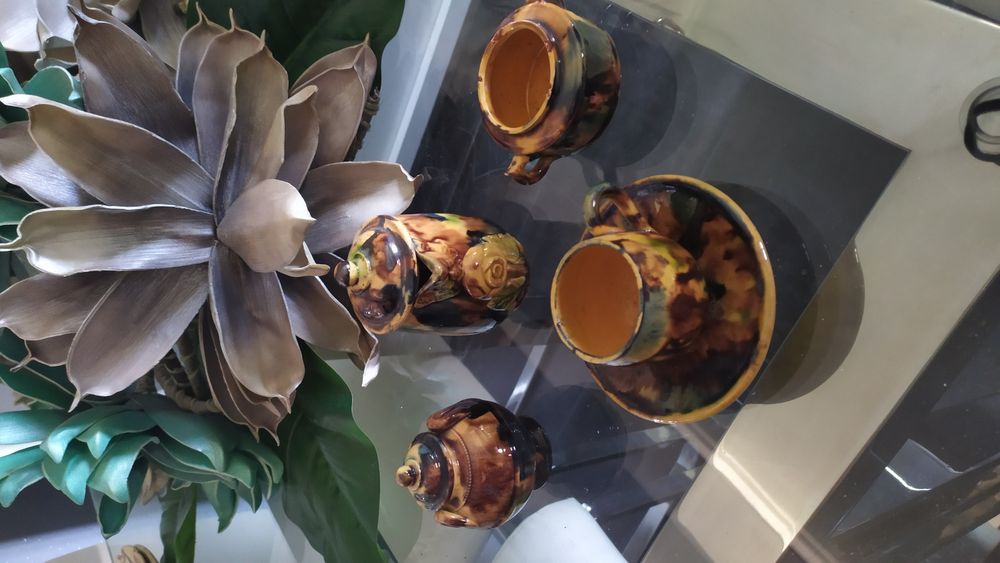 Conjunto muito antigo de louça