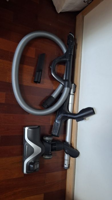 Rowenta aspirador silencioso e poderoso utilizado 2 vezes