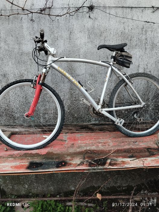 Bicicleta a pedais marca Esmaltina toda em alumínio