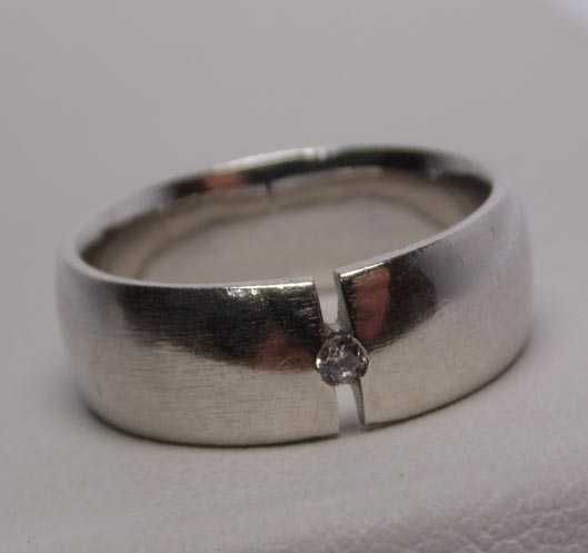 Srebrna satynowana obrączka pierścionek z miniaturową cyrkonią R.14