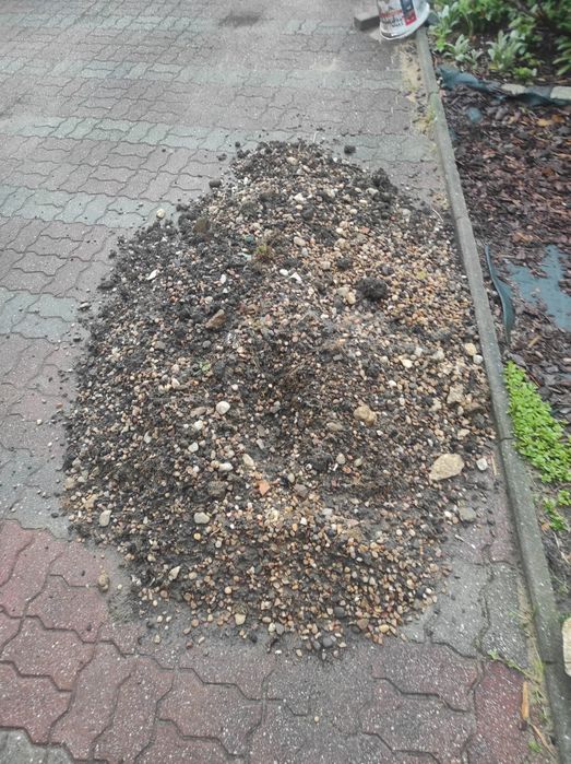 Przywiozę ziemię z kamieniami za darmo
