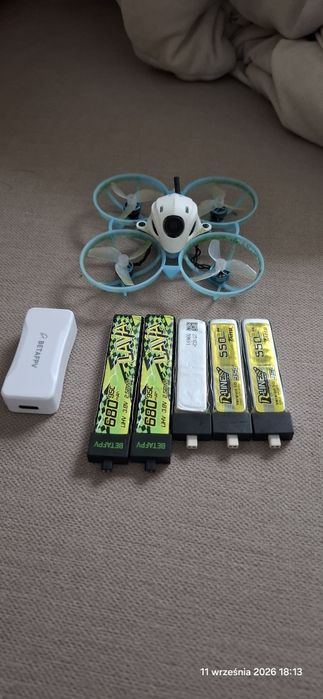 Dron Air 75 baterie i ładowarka.