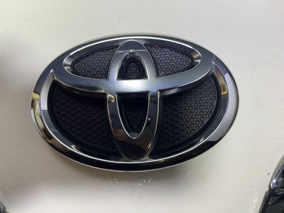 Решотка радиатора оригинал Toyota avensis T25 рест.