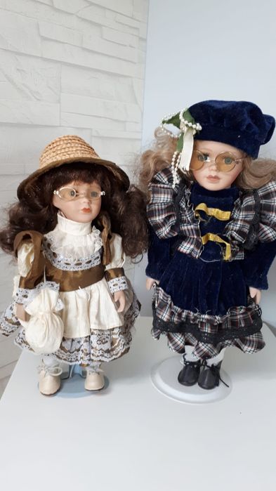 Lalki porcelanowe na stojaku