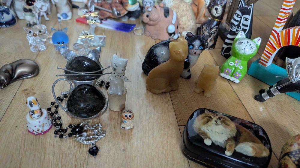Figurki  kotów (porcelana, drewno, metal, plusz, kryształ)