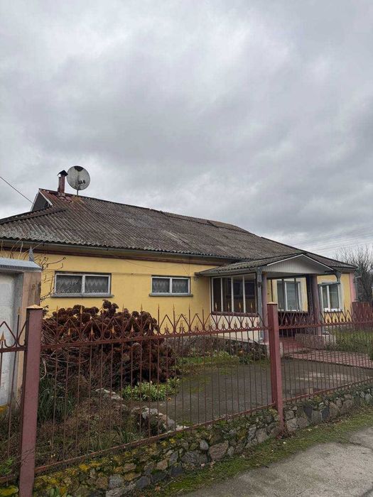 Продаж просторого будинку з ремонтом, автономією та гаражем у будівлі!