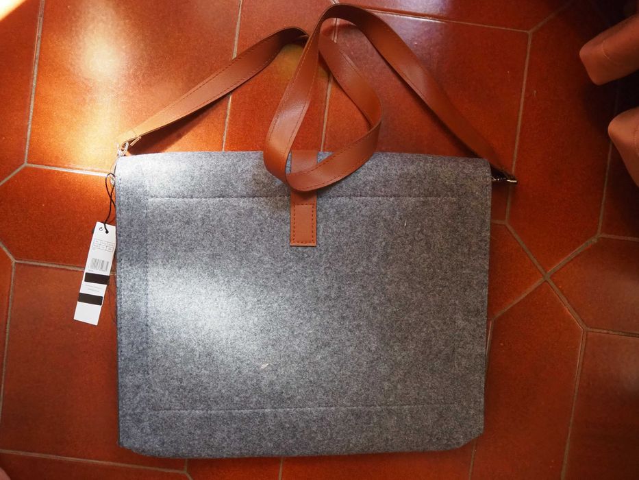 Mala para computador cinzenta em feltro