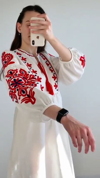 Вишита сукня міді