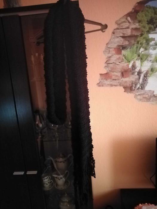 Czarny długi szalik wełniany z frędzlami