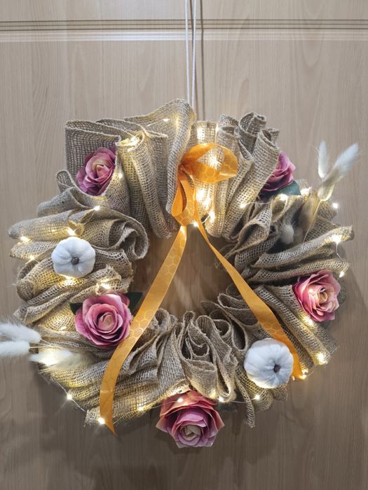 Wianek na drzwi boho róże lampki LED prezent