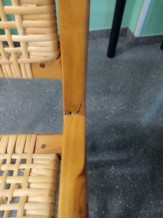 Cadeiras em madeira com assentos em palha