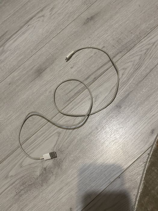 Stara ladowarka w kolorze bialym.