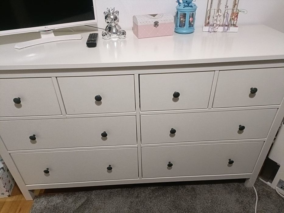 Cómoda branca com bastante arrumação