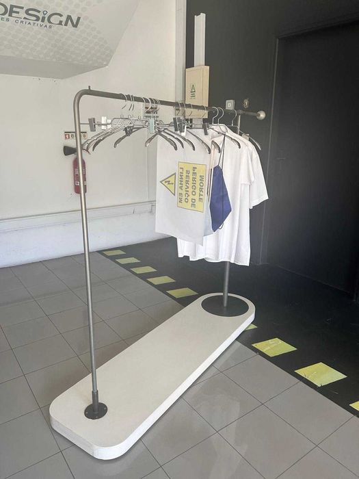 Charriot exposição c/ base branca lacada 130cm alturax150cm de largura