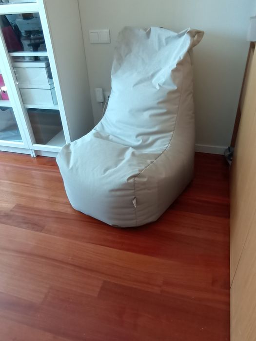 Sofá pufe cinzento da Leroy merlin, por 35 euros
