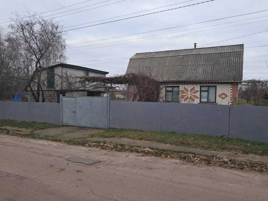 Продам цегляний будинок 37 м², 27 соток, центр Олишівки, від власника