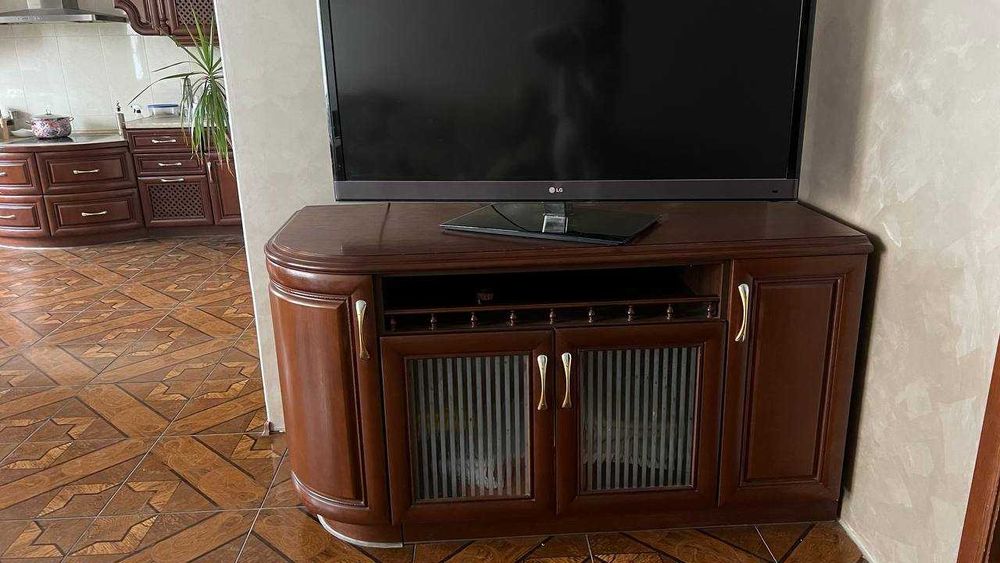 Тумба під телевізор з масиву дуба