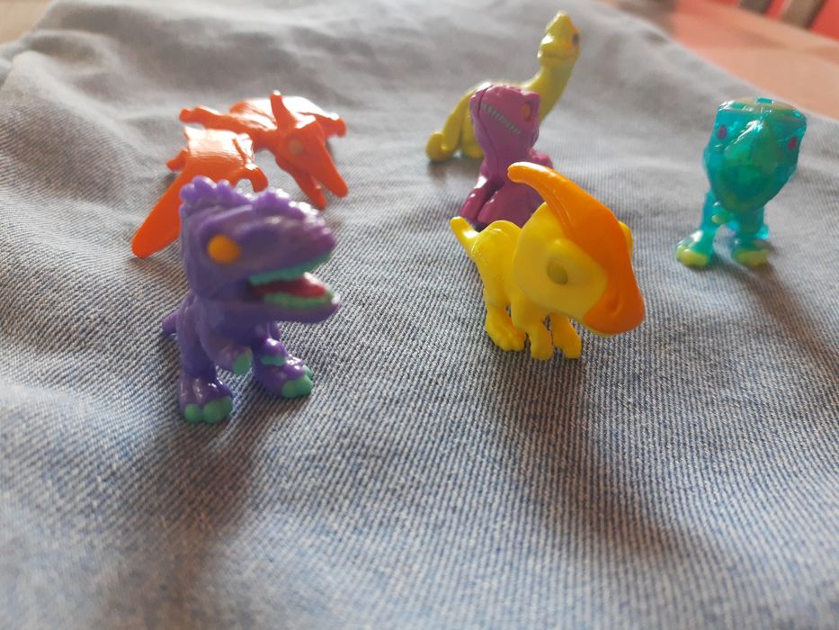 Figurki dinozaurów
