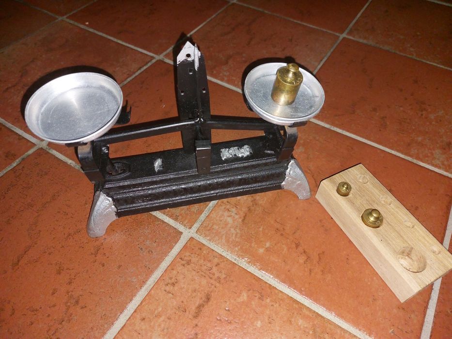 Balança antiga com pesos