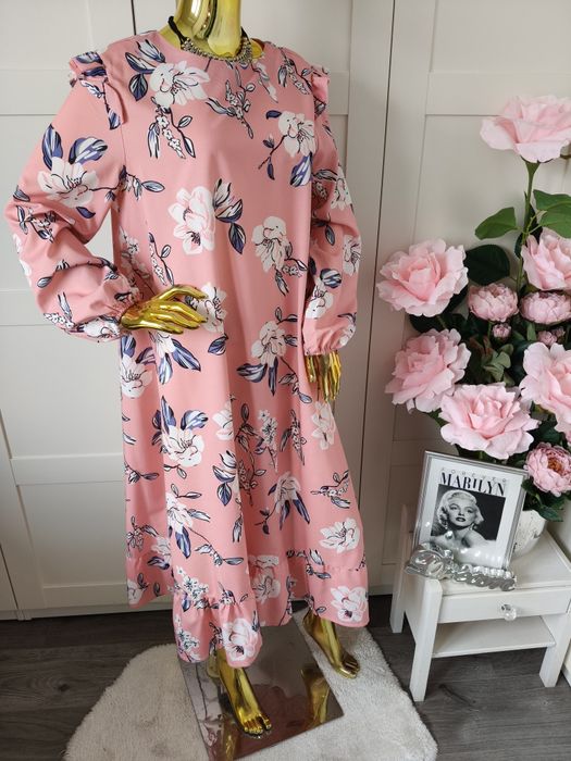 Długa zwiewna letnia sukienka w kwiaty, falbany , Pudrowy róż Uniwers