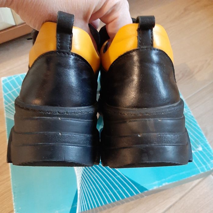 Стильні шкіряні кросівки чорно-жовті 37 р.