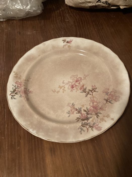 Jarras e pratos decorativos antigos