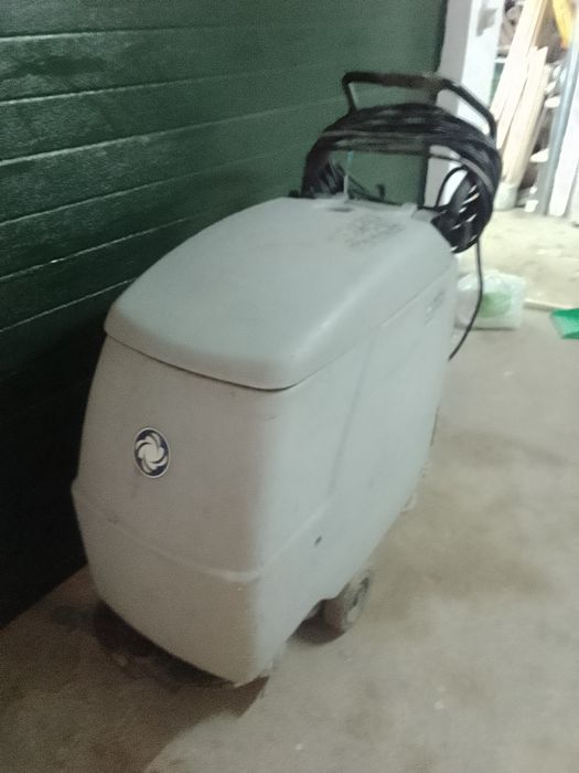 Lavadora industrial, em bom estado e a funcionar muito bem