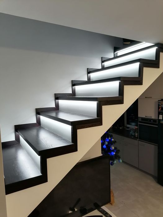 Schody, stopnie na beton, konstrukcji stalowej, półkowe