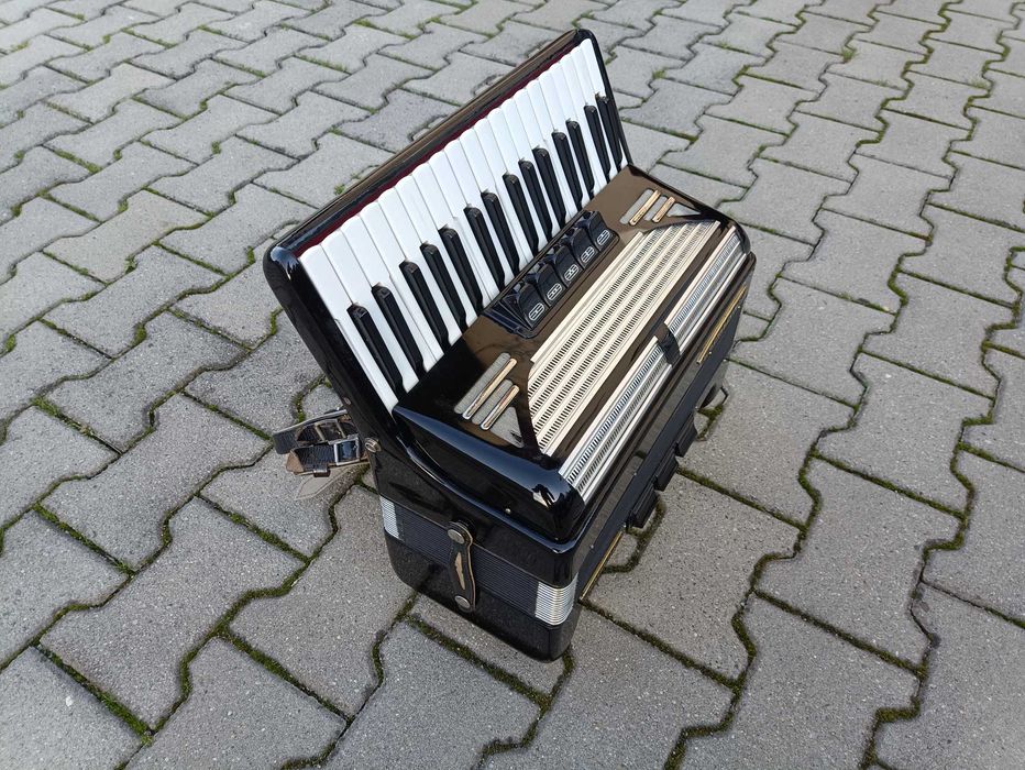 Akordeon Weltmeister Unisella 80 basowy