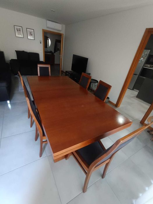 Mesa extensível e cadeiras de sala de jantar